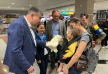 Primii români evacuați din infernul Fâșiei Gaza au ajuns în țară. Sunt și persoane din Olt