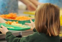 ELEVII DIN BÂRZA VOR PRIMI ZILNIC O MASĂ CALDĂ