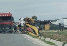 Accident grav la Curtişoara, între un buldoexcavator şi un TIR. Unul dintre şoferi era băut