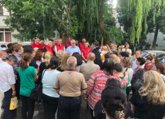 Primarul Ion Doldurea în mijlocul cetățenilor din cartierul Dr.Marinescu
