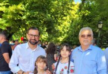 Bucurie și Zâmbete la Caracal. Primarul Ion Doldurea și Deputatul Adrian Chesnoiu, alături de copii