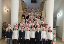 Cu mic, cu mare, colindătorii au poposit la Primăria din Caracal