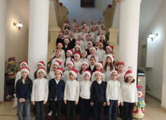 Cu mic, cu mare, colindătorii au poposit la Primăria din Caracal