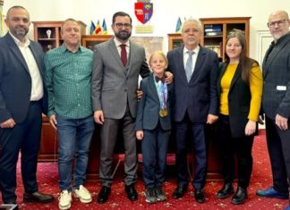 Elevul din Caracal, premiat de primărie după medaliat cu aur obținută în Thailanda