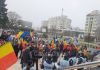 Protest în Slatina: Zeci de oameni scandând „Să plece hoții!”, „Să vină patrioții!” și „Călin Georgescu președinte!”