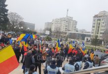 Protest în Slatina: Zeci de oameni scandând „Să plece hoții!”, „Să vină patrioții!” și „Călin Georgescu președinte!”
