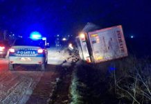 TIR răsturnat pe DJ 677, în Olt: șoferița a ajuns la spital după un accident provocat de carosabilul alunecos Foto:OltAlert