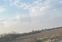 România văzută din tren: turiștii străini trec pe lângă câmpuri și gropi de gunoi improvizate