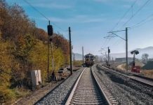 Rușinea văzută din tren: mormane de gunoi pe ruta Piatra-Olt – Craiova, la vedere pentru orice turist care trece prin zonă