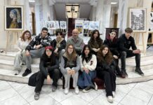 Expoziție de pictură în cadrul unui eveniment local