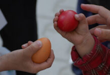 Paștele aduce din nou comunitatea împreună la Brebeni: tradiția ciocnitului ouălor, în centrul sărbătorii