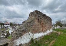 Bătaie de joc la Brâncoveni: ruinele Curții Domnești, îngropate în morminte și nepăsare