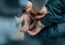 Falsi polițiști în Slatina: trei tineri acuzați de tâlhărie calificată, doi arestați preventiv