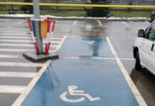 Acces facil la parcare pentru persoanele cu dizabilități în Slatina