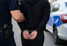 TÂNĂR REȚINUT DUPĂ CE ȘI-AR FI AGRESAT BUNICUL ÎN PLINĂ STRADĂ ÎN CARACAL