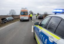 Coliziune pe DJ 546, la ieșirea din Curtișoara: un tânăr de 19 ani a ajuns la spital
