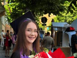 10 ÎNAINTE DE BAC. POVESTEA FRUMOASĂ A ELEVEI SIMONA MIRCEA PLECATĂ DIN CORABIA