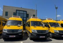 15 MICROBUZE ELECTRICE PENTRU TRANSPORTUL ELEVILOR, PREDATE DE CONSILIUL JUDEȚEAN OLT ÎNTR-UN EVENIMENT LA CURTIȘOARA