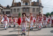 Festivalul „Călușul Oltenesc” a adunat peste 1.500 de copii și zeci de formații tradiționale