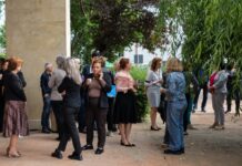 Angajații AJFP Olt au întrerupt activitatea și au protestat în fața instituției