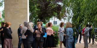 Angajații AJFP Olt au întrerupt activitatea și au protestat în fața instituției