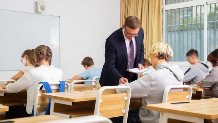 cu-cat-sunt-platiti-profesorii-la-bac-si-la-evaluarea-nationala-2026-1075026