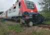 Mașină lovită de tren la o trecere la nivel cu calea ferată din Slatina
