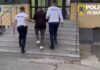 Un tânăr de 26 de ani, din Drăgănești-Olt, a fost reținut de polițiști după accidentul rutier produs duminică dimineață, 18 octombrie 2026, pe Drumul Județean 546, în afara localității Brebeni. Două persoane au ajuns la spital în urma coliziunii, iar conducătorul auto este cercetat pentru mai multe infracțiuni. Măsura reținerii pentru 24 de ore a fost dispusă duminică seara, după administrarea probatoriului. Tânărul a fost introdus în Centrul de Reținere și Arestare Preventivă al Inspectoratului de Poliție Județean Olt, urmând ca luni, 19 octombrie, să fie prezentat Parchetului de pe lângă Judecătoria Slatina, pentru dispunerea măsurilor legale. Accidentul s-a produs în jurul orei 04:50, când autoturismul condus de bărbatul din Drăgănești-Olt a intrat în coliziune cu o altă mașină, la volanul căreia se afla un slătinean în vârstă de 27 de ani. Împrejurările exacte în care s-a produs impactul urmează să fie stabilite de anchetatori. În urma accidentului, două persoane aflate în autoturismul condus de tânărul din Slatina au suferit leziuni și au avut nevoie de îngrijiri medicale. Acestea au fost transportate la Spitalul Județean de Urgență Slatina pentru investigații și tratament. În loc să rămână la fața locului, șoferul de 26 de ani ar fi plecat înainte de sosirea polițiștilor, fără încuviințarea acestora. Oamenii legii au demarat verificări și au reușit să îl identifice și să îl depisteze ulterior. Testarea cu aparatul etilometru a indicat, în cazul acestuia, o concentrație de 0,77 mg/l alcool pur în aerul expirat. În schimb, celălalt conducător auto nu consumase alcool, rezultatul verificării fiind negativ. Deși valoarea înregistrată impunea recoltarea probelor biologice pentru stabilirea alcoolemiei, tânărul din Drăgănești-Olt a refuzat procedura la unitatea medicală. Pe numele său a fost deschis un dosar penal pentru vătămare corporală din culpă, părăsirea locului accidentului și refuzul sau sustragerea de la prelevarea de mostre biologice. Cercetările sunt continuate de polițiștii rutieri, sub supravegherea procurorului de caz, pentru stabilirea tuturor circumstanțelor producerii accidentului și a răspunderii penale.